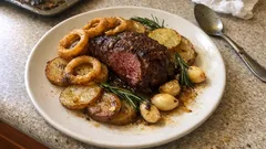 Tek tepside fırında bonfile: Patates ve soğanla yumuşacık sonuç