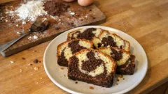 Borcamda iki renkli mermer kek: az malzemeyle yumuşacık, dilim dilim