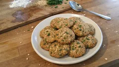 Tam buğday unlu tuzlu kurabiye: susamlı, maydanozlu ve kıyır kıyır bir tarif