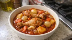 Tek tencerede baget: salçalı patatesli havuçlu sulu tavuk yemeği