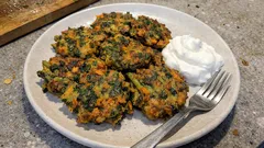 Semizotu sapından mücver: israfı azaltan, tavada hızlı ara sıcak