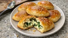 Maya beklemeden: Yoğurtlu, peynirli mayasız poğaça (20 dakikada fırında)