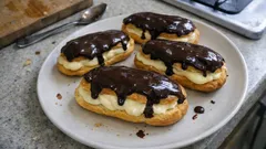 Pastane usulü ekler pasta tarifi: kabaran hamur, pürüzsüz krema, parlak sos