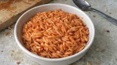 Yemekhane usulü salçalı şehriye pilavı: tane tane kıvam için pratik tarif