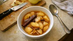 Tarçın ve karanfille tam kıvamında ayva hoşafı: soğudukça aroması oturan tarif