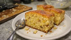 Yoğurtlu irmikli kek tarifi: uzun süre yumuşak kalan, limon aromalı ev keki