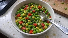 Taze bezelye salatası: mısır ve kornişonla ferah, doyurucu bir tabak