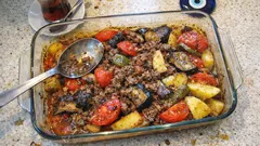 Tek tepside sebzeli kıymalı fırın tava: doğra, karıştır, fırına ver
