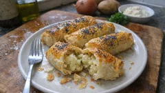 Yağlı-unlu sosla kat kat ayrılan patatesli çıtır börek tarifi