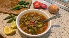 Salyalanmadan tam kıvamında Etli Bamya Çorbası: limonlu pratik yöntem