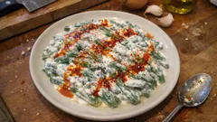 Yaz Sofrasına Ferahlık: Sarımsaklı Yoğurtlu Taze Börülce Salatası Tarifi