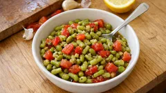 Taze börülce salatası: domatesli, sarımsaklı zeytinyağı-limon sosuyla