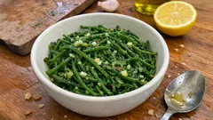 Balık sofralarına çok yakışan deniz börülcesi salatası: limonlu-sarımsaklı tarif