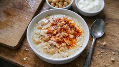 Yoğurt terbiyeli Paşa çorbası: tavuk suyu, nohut ve şehriyeyle tam kıvamında