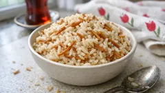 Tane tane erişteli pirinç pilavı: erişteyi kavurarak lokanta gibi sonuç