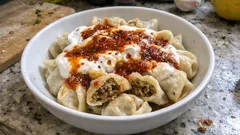 Yeşil mercimekli vegan mantı: sarımsaklı yoğurt ve salçalı sosla tam kıvamında