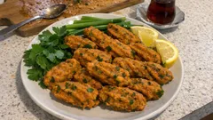 Antep usulü mercimek köftesi: salçalı soğan sosuyla tam kıvam, ferah limonlu