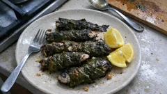 Asma yaprağına sarılı sardalya: kılçıksız hazırlayın, ızgarada tam kıvamında pişirin