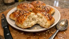 Pamuk gibi yumuşak sade poğaça: su-süt dengesiyle puf puf kabarıyor