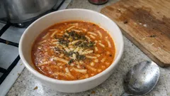 Topaklanmadan Erişteli Tarhana Çorbası: soğuk suyla pürüzsüz, tek tencerede