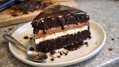 Kolay çikolatalı yaş pasta: sütle ıslatılmış kek ve iki renkli krema katlarıyla