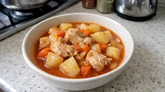 Tek tencerede tavuklu kereviz yemeği: hafif, doyurucu ve her seferinde tutan tarif