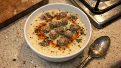 Terbiyesi kesilmeyen köfteli düğün çorbası: yoğurtlu, kıvamı tam yerinde tarif