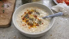 Kesilmeyen yoğurt terbiyesiyle ovmaç çorbası: tane tane, tam kıvamında