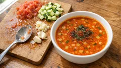 Domatesli Kabak Çorbası: Kabakları kavurunca kıvamı ve tadı daha dengeli oluyor