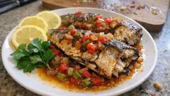 Fırında uskumru tarifi: sebzelerin üzerinde pişen, kurumayan lezzet