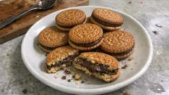 Ev yapımı Çokoprens kurabiye: kıyır kıyır sandviç bisküvi, krem çikolatalı