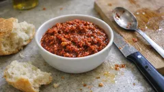 Ev Yapımı Cevizli Acuka Tarifi: Salçayı Kavurarak Daha Yoğun Lezzet