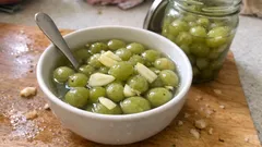 Kütür kütür koruk turşusu: yumuşamayan kıvam için ölçülü, pratik tarif