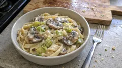 İş çıkışı için: kremalı pırasalı mantarlı makarna, tek tavada hazır