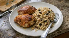 Tek tepside fırında iç pilavlı tavuk: kuş üzümlü, çam fıstıklı