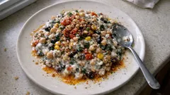 Cevizli sosuyla yoğurtlu bakliyat salatası: tok tutan pratik tarif