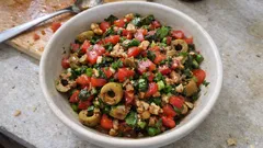 Nar ekşili cevizli yeşil zeytin salatası: 15 dakikada hazır, bekledikçe güzelleşir