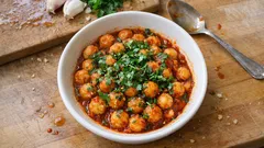 Dağılmadan pişen fellah köftesi tarifi: salçalı sarımsaklı sosuyla tam kıvamında