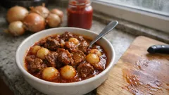 Arpacık soğanlı et yahnisi tarifi: eti mühürleyip ağır ağır pişirince lokum gibi oluyor