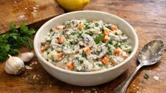 Yoğurtlu Mantar Salatası: Sarımsaklı yoğurtla kıvamı tam tutan pratik tarif