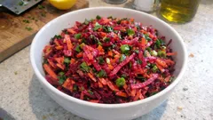 Pişirmeden hazır: Zeytinyağı-limonlu havuçlu pancar salatası