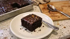 Çılgın Kek tarifi: Yumurtasız, sütsüz, tereyağsız—kapta karıştır, 10 dakikada fırına