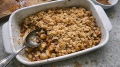 Fırından çıkan tarçınlı elmalı crumble: üstü kıtır, içi yumuşak