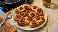 Bayat ekmekle fırında sucuklu peynirli ekmek: dışı çıtır, içi yumuşak kahvaltılık