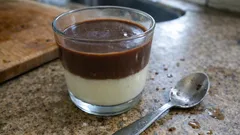 İki Renkli Muhallebi Tarifi: Vanilyalı ve Çikolatalı Kat Kat, Tam Kıvamında