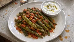 Haşlamadan yapılan domatesli taze fasulye kızartması: yanında sarımsaklı yoğurtla