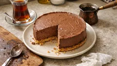 Fırınsız Çikolatalı Mousse Pasta: bisküvili tabanla pastane gibi dilim dilim