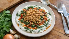 Semizotu Borani: Sarımsaklı yoğurt ve cevizli biberli yağla ferah meze