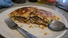 Fırınsız kıymalı tava böreği: hazır yufkayla kat kat çıtır, içi sulu