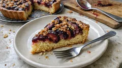 Tek hamurla tam kıvamında mürdüm erikli turta: fındıklı kırıntısı ayrı güzel